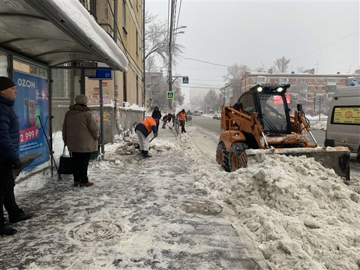 Самару от снега расчищали 3,7 тыс. человек и более 700 спецмашин