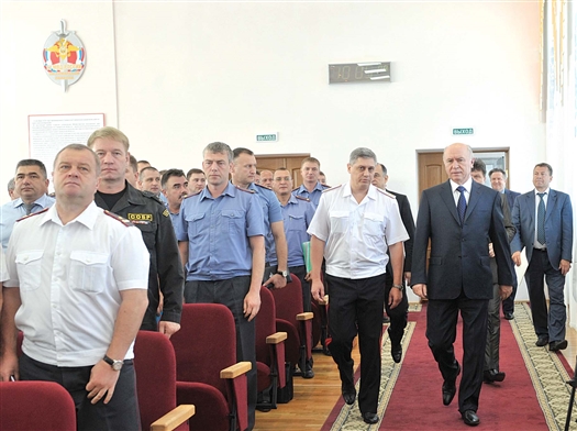 Глава региона обратил внимание Юрия Стерликова (слева) на ряд невысоких показателей работы МВД