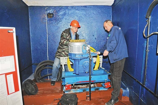 Сотрудники аварийной службы ОАО «Самара-лифт» тестируют механизмы нового лифта в доме на проспекте Ленина.