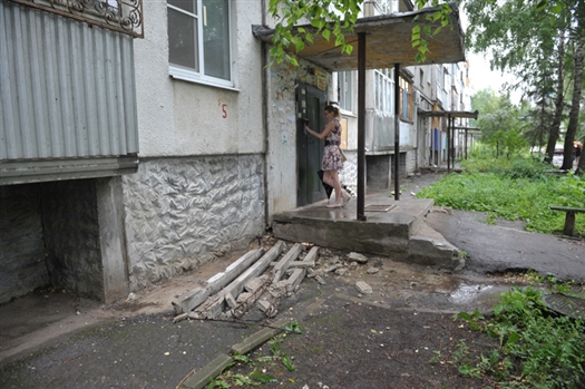 В п. Управленческий на 10-летнюю девочку упала бетонная глыба подъездного козырька