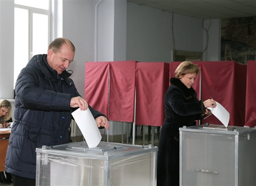 Губернатор поприветствовал членов УИК, поинтересовался ходом голосования. Затем Владимир Артяков получил бюллетень, прошел в кабинку и спустя пару минут опустил бюллетень в прозрачную урну. 