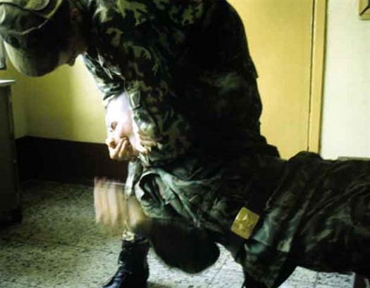 На солдата с Северного Кавказа возбуждено дело по ст. 334 УК (насильственные действия в отношении начальника)