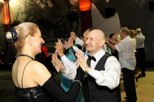 В рамках  проекта "Танго одиноких сердец" пожилые люди губернии могли с сентября 2010 г. по июнь 2011 г. бесплатно обучаться салонным танцам