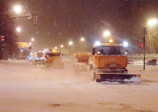 Ночью город расчищали от снега свыше 200 единиц спецтехники