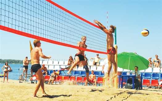 Солнце, Волга, горячий песок, загорелые тела - атрибуты пляжного волейбола