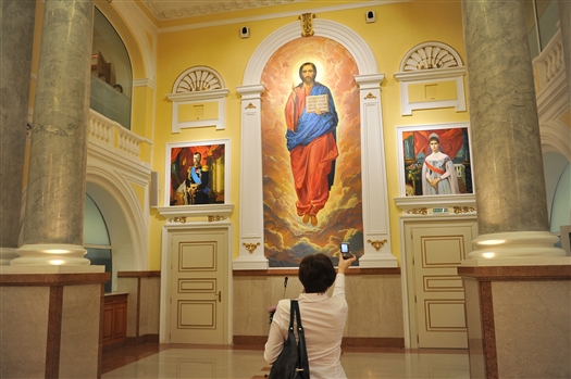 В Самаре в зале Центробанка представлены восстановленные икона Иисуса и портреты императорской четы