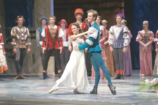 Дуэты Ромео и Джульетты — наиболее удавшиеся номера спектакля благодаря исполнительскому мастерству Екатерины Первушиной и Виктора Мулыгина