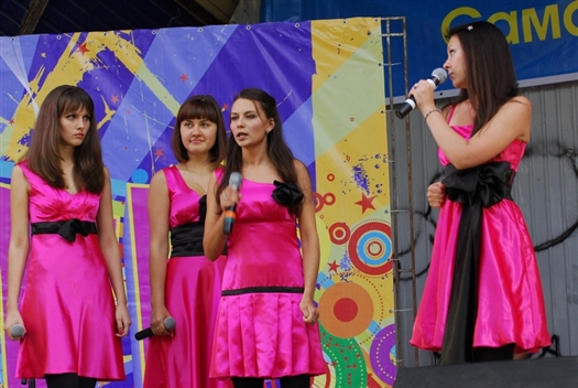 Девичья команда "МайЯми" выделилась  розовыми платьями и шутками "о своем, о женском"