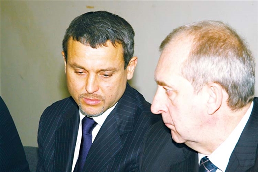 Юрия Качмазова (на фото слева) обвиняют в выводе активов «ИжАвто» на сумму более 6,7 млрд рублей