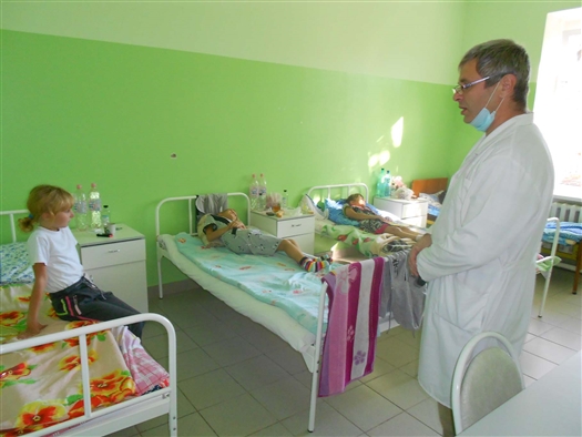 Врач-педиатр Александр Борисовский в палате с заболевшими детьми