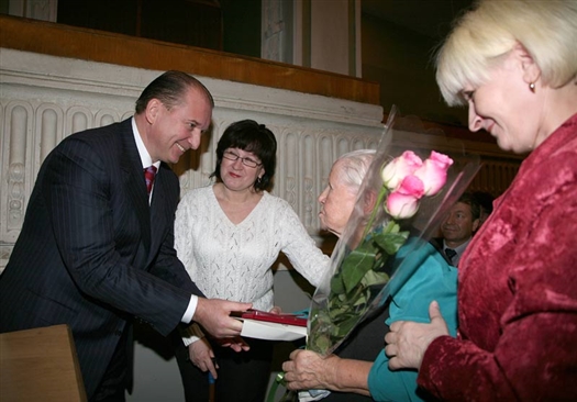 Губернатор Владимир Артяков вручил многодетным матерям области знак отличия "Материнская доблесть" I, II степени, почетные грамоты и благодарности.