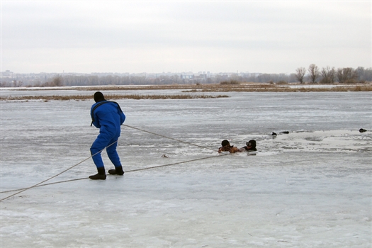 Спасатели извлекли тело рыбака, провалившегося под лед