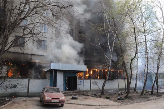 Около 11 часов 6 мая загорелся многоэтажный дом №128 на ул. Ново-Вокзальной