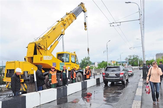 Ремонтные работы на мосту по улице Главной начались 15 мая. Ремонт перешел в стадию, для которой необходимо перекрытие одной из полос