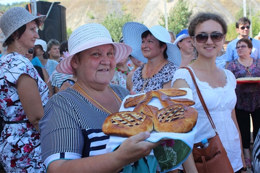 В Ширяево угощали вишневыми пирогами 