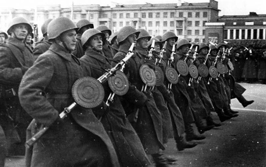 Пехотинцы участники военного парада 7 ноября 1941 г. на площади им. В.В.Куйбышева