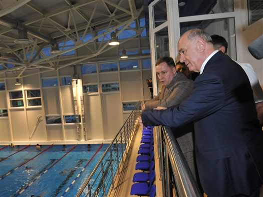 Губернатор посетил новый ФОК с бассейном в Октябрьске 