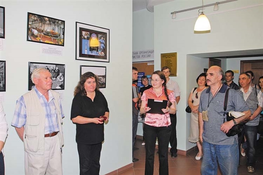 Автор выставки (в центре) рассказала о своем творчестве