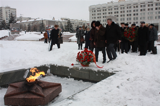 В областном центре на площади Славы в среду, 26 января, ветераны возложили венки к Вечному огню. В этот день 66 лет назад советские войска окончательно освободили Ленинград от блокады.