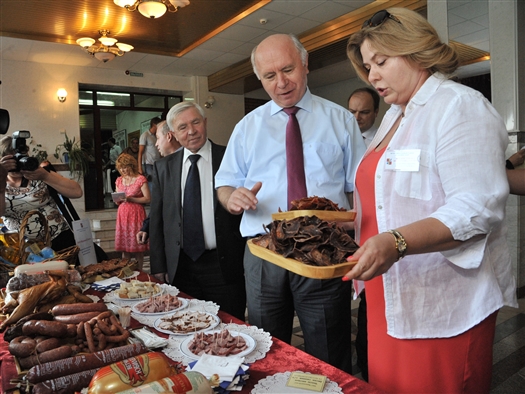 Николай Меркушкин высоко оценил качество продукции исаклинских сельхозпроизводителей 
