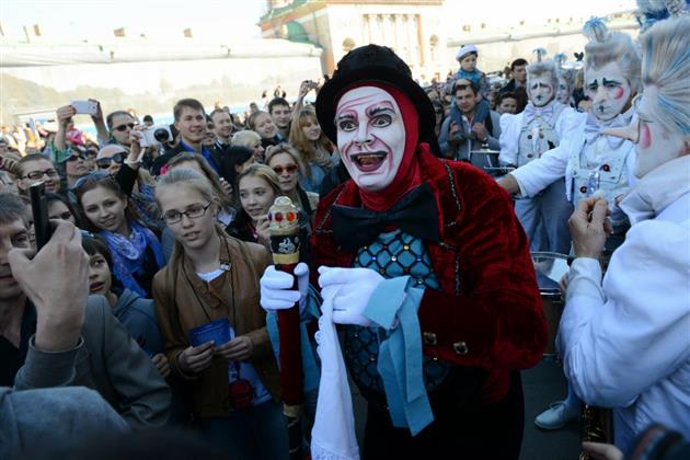 Флер на параде артистов и музыкантов шоу Alegria в Петербурге