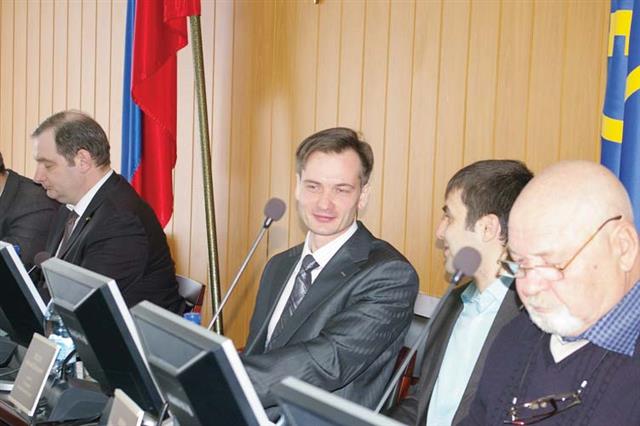 Алексей Бузинный (в центре) намерен сосредоточиться на работе над городским бюджетом