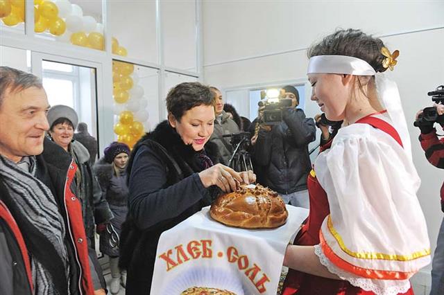 Министра культуры Ольгу Рыбакову в сельском Доме культуры встречали хлебом-солью