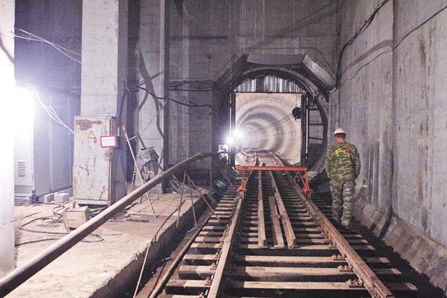 Из-за нехватки напряжения в сети остановился поезд на станции метро "Победа"