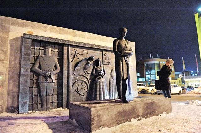 Памятник Высоцкому около Дворца спорта (скульптор – Михаил Шемякин) был установлен в 2008 году, к 70-летию артиста