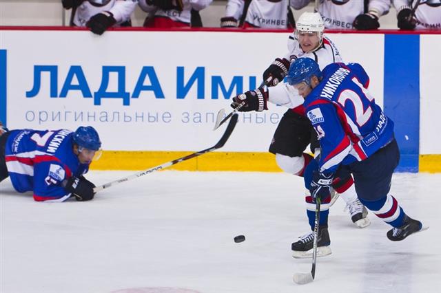 В очередном матче чемпионата высшей хоккейной лиги местная "Лада" оказалась слабее пензенского "Дизеля"