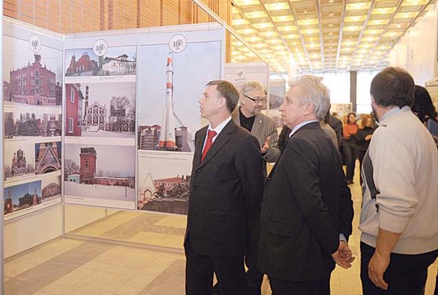 Гостем открытия фестиваля стал министр строительства Самарской области Павел Донской (в центре)
