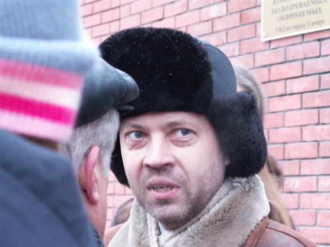 Александр Игнашов в момент выхода из ИВС