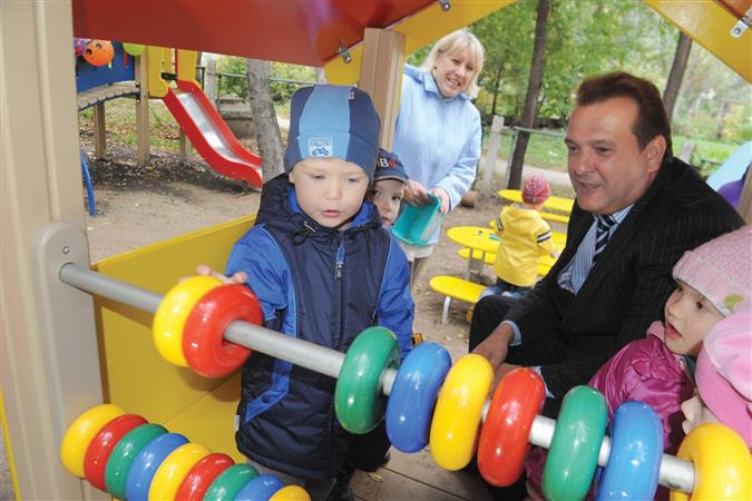 Олег Дружинин вместе с малышами убедился в том, насколько многофункциональна новая площадка