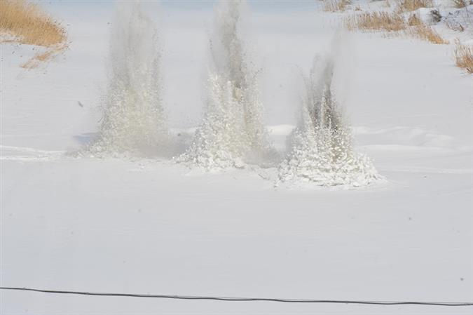 Чтобы проломить лед на реке Чапаевка, потребовалось 6 кг взрывчатки