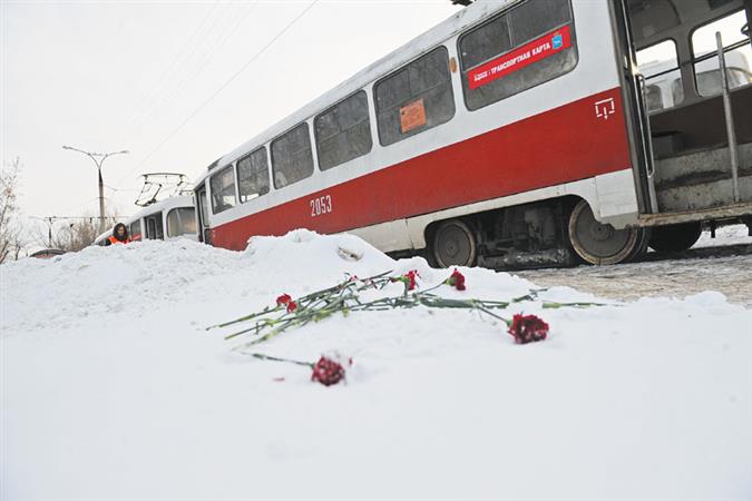 На месте, где произошло
нападение, лежат гвоздики