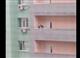 В Самаре на видео попало спасение полицейским девушки, угрожавшей прыгнуть с балкона