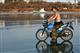Самарец, раздевшись топлесс, прокатился под Южным мостом по льду на мотоцикле