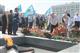 Жители Самары возложили цветы к Вечному огню на площади Славы 